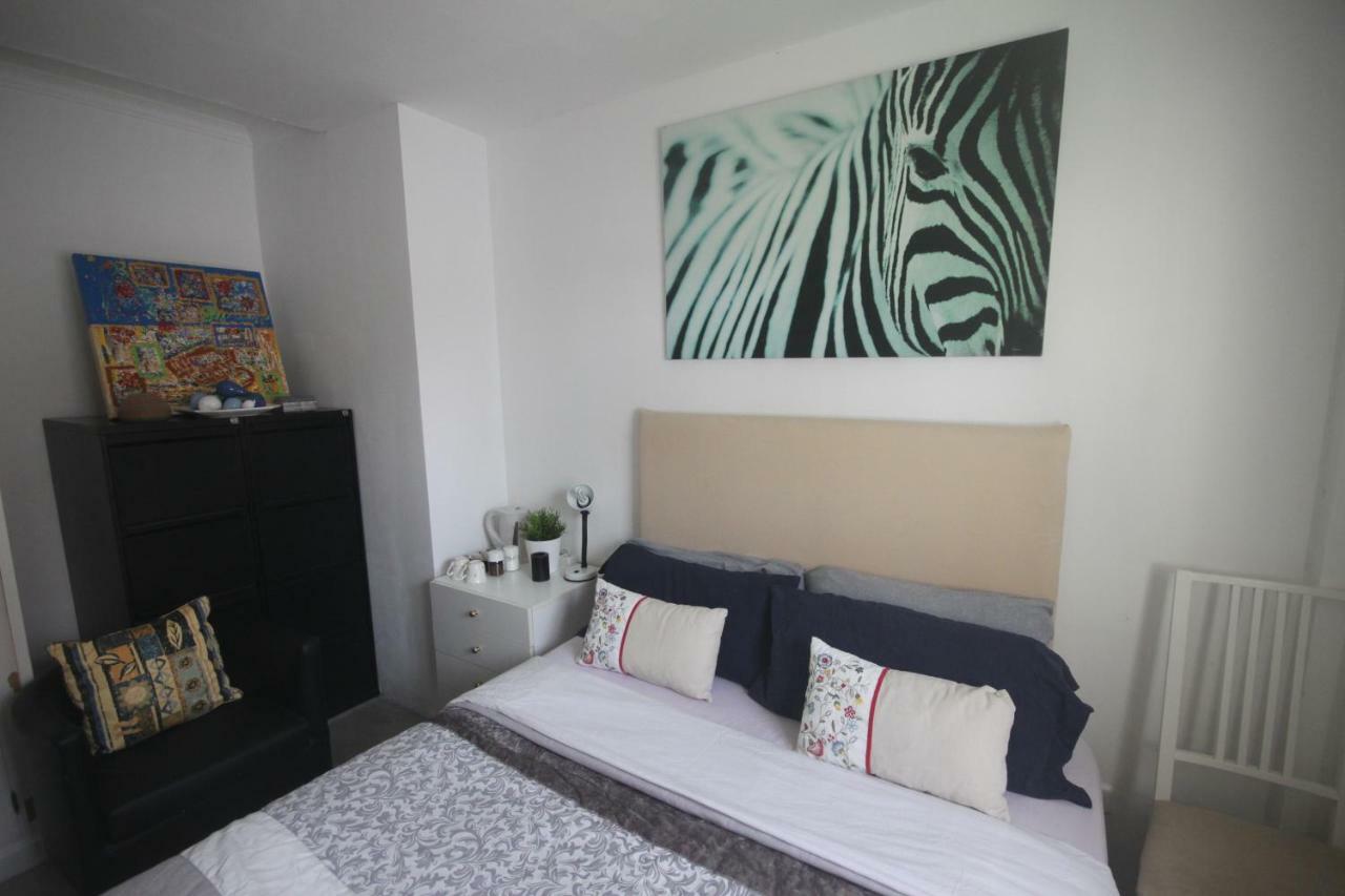 Little Peaceful Retreat Room With Bath, Heating, Terrace, Free Wifi Fridge Easy Parking Marbella Exterior photo